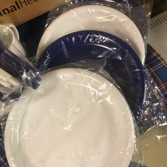 Vintage picnic table/ basket dinnerware. - Picture 2 of 5